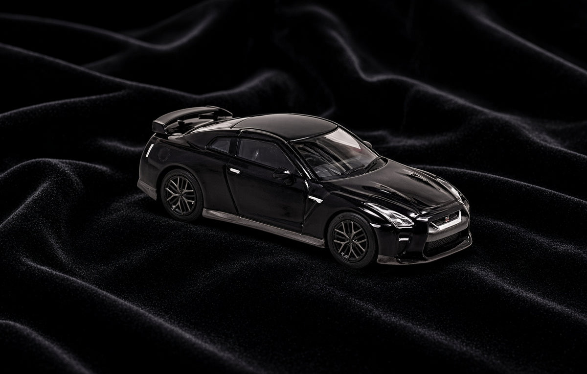 Carnel64 Nissan GT-R R35 2019 Special Edition im Maßstab 1:64 in der Farbe Midnight Opal Vorderansicht