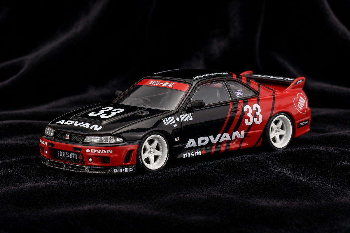 Mini GT – Nissan Skyline GT-R (R33) 1995 Kaido Works ADVAN - Kaido House – Red Black (1:64)