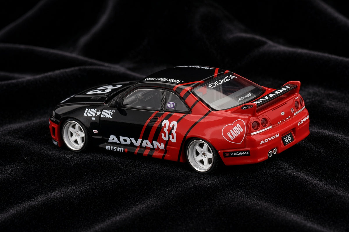 Mini GT – Nissan Skyline GT-R (R33) 1995 Kaido Works ADVAN - Kaido House – Red Black (1:64)