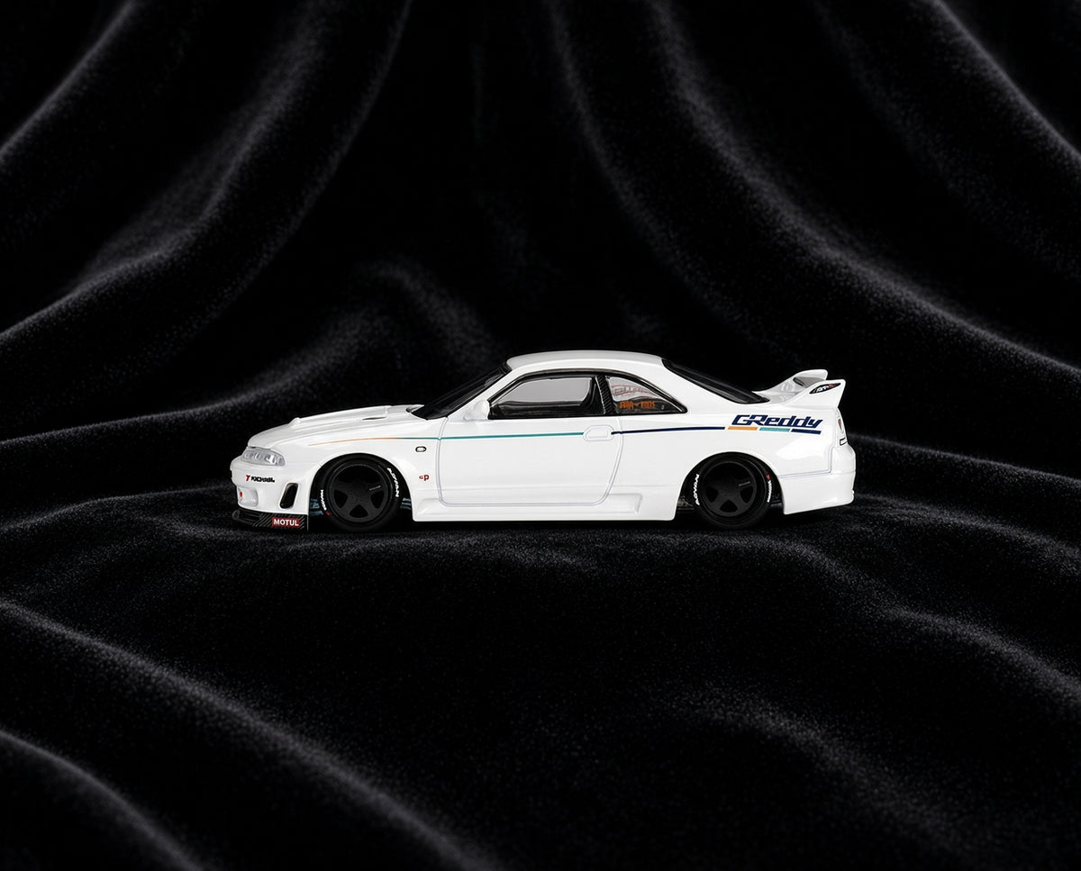 Mini GT – Nissan Skyline GT-R (R33) 1995 Greddy GR33 V1 – White (1:64)