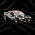 Mini GT x Kaido House 1983 Toyota AE86 Sprinter Trueno Kaido Street V2 in Sammlerbox mit geöffneter Motorhaube
