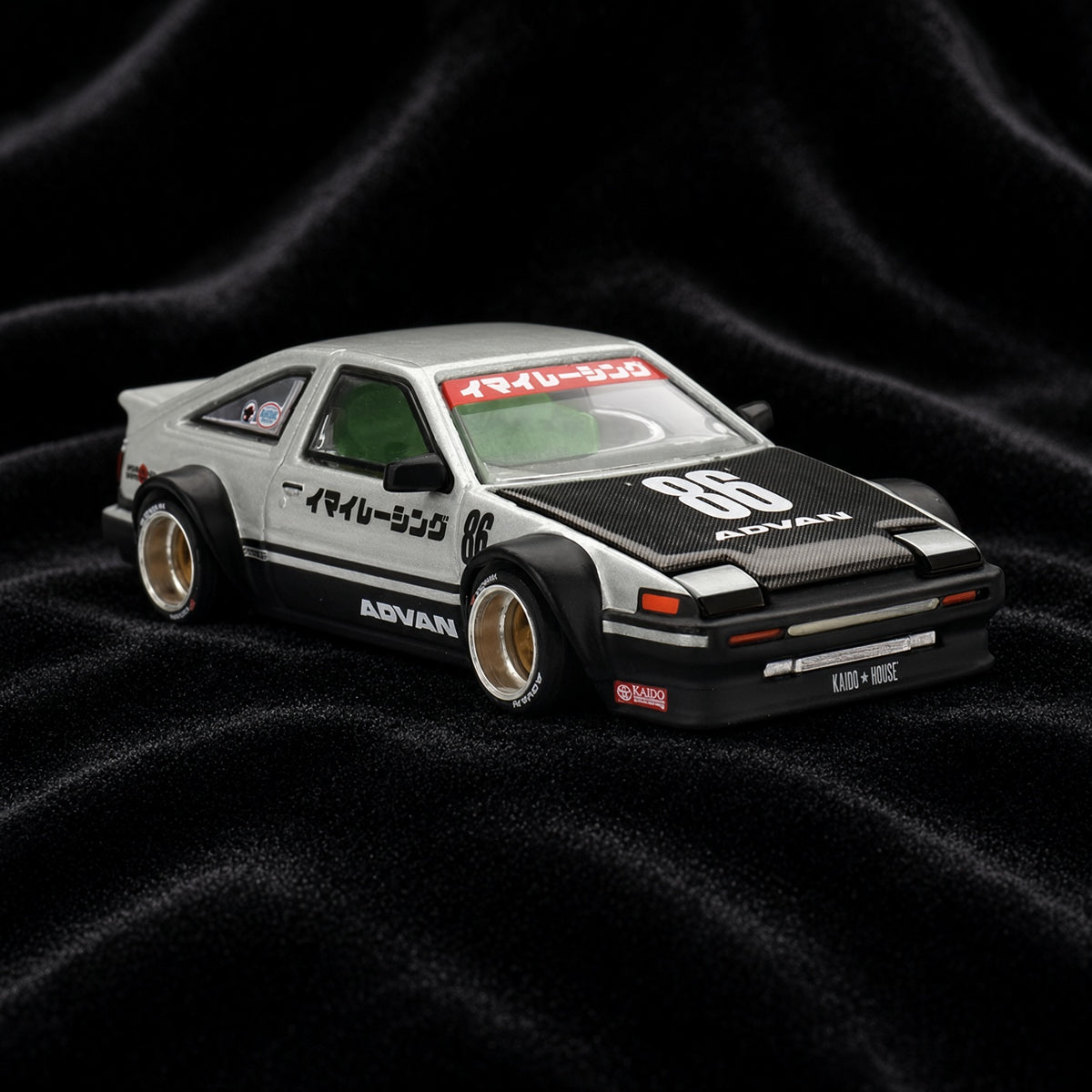 Mini GT x Kaido House 1983 Toyota AE86 Sprinter Trueno Kaido Street V2 in Sammlerbox mit geöffneter Motorhaube
