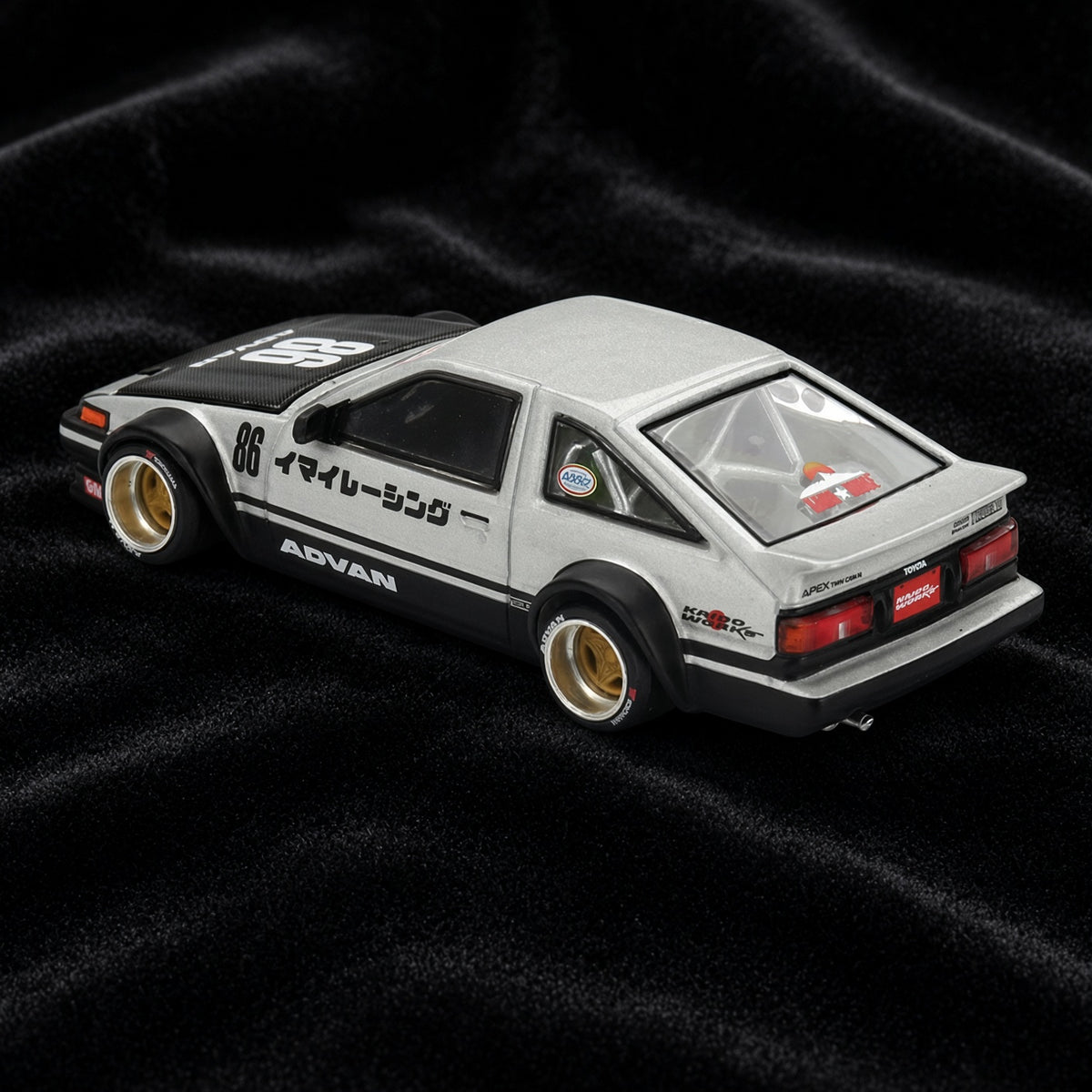 Mini GT x Kaido House 1983 Toyota AE86 Sprinter Trueno Kaido Street V2 in Sammlerbox mit geöffneter Motorhaube