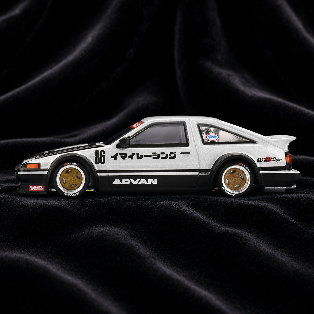 Mini GT x Kaido House 1983 Toyota AE86 Sprinter Trueno Kaido Street V2 in Sammlerbox mit geöffneter Motorhaube
