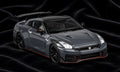 Motorhelix 2024 Nissan GT-R R35 Nismo Coupe in Stealth Grey 1:64 Premium-Modell mit abnehmbarer Motorhaube und Acrylvitrine