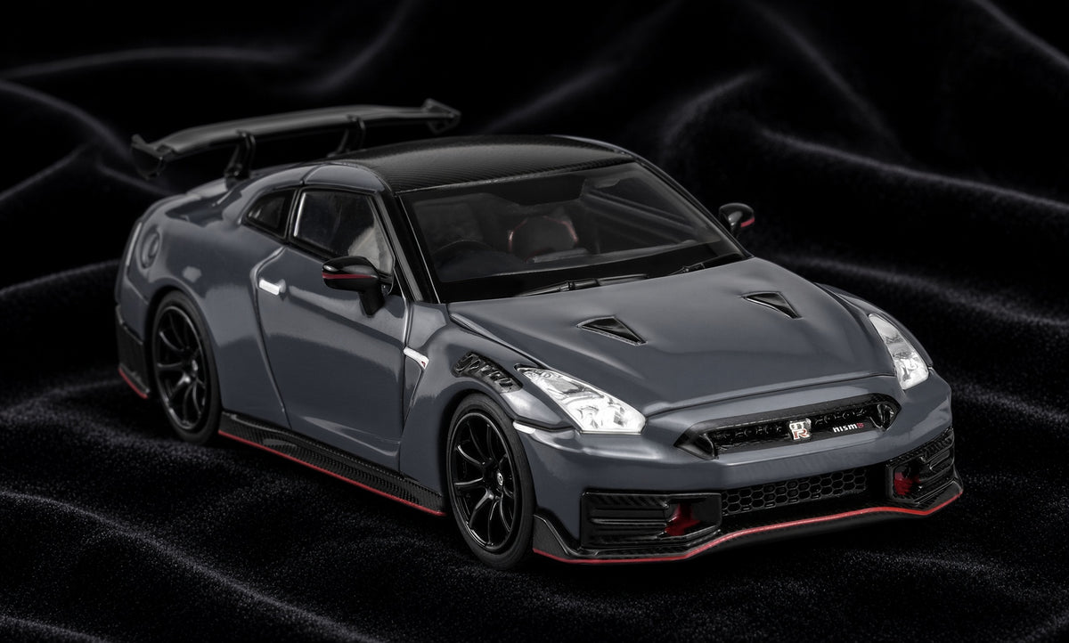 Motorhelix 2024 Nissan GT-R R35 Nismo Coupe in Stealth Grey 1:64 Premium-Modell mit abnehmbarer Motorhaube und Acrylvitrine