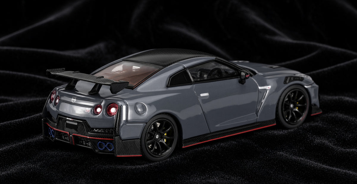 Motorhelix 2024 Nissan GT-R R35 Nismo Coupe in Stealth Grey 1:64 Premium-Modell mit abnehmbarer Motorhaube und Acrylvitrine