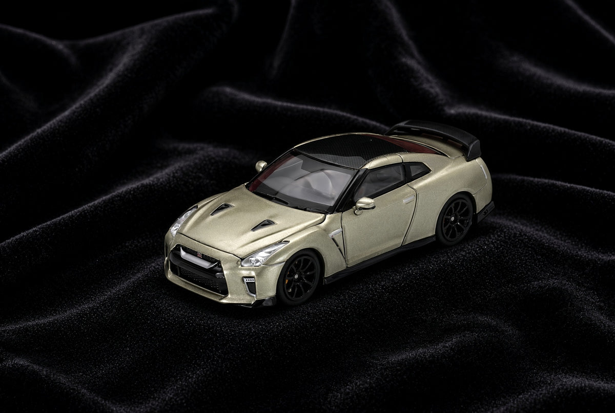 Motorhelix Nissan GT-R R35 Track Edition Engineered by NISMO T-Spec 2022 in Millennium Jade 1:64 Limited Edition 1 of 1599 in Acrylvitrine
