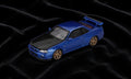 Motorhelix 1999 Nissan Skyline GT-R R34 V-Spec II Customized Version in Blue Black 1:64 Premium-Modell mit abnehmbarer Motorhaube und Acrylvitrine